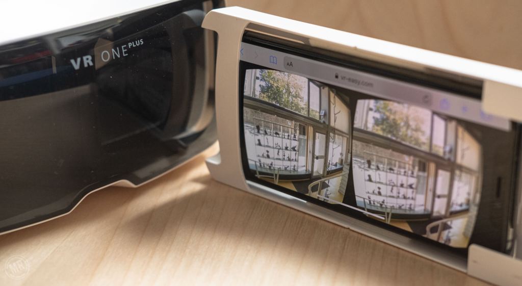 The Zeiss VR One plus glasses for viewing VR-content with a smartphone. On the screen: The virtual version of the exhibition »Begegnungen« at Fenstergalerie Will Darmstadt.